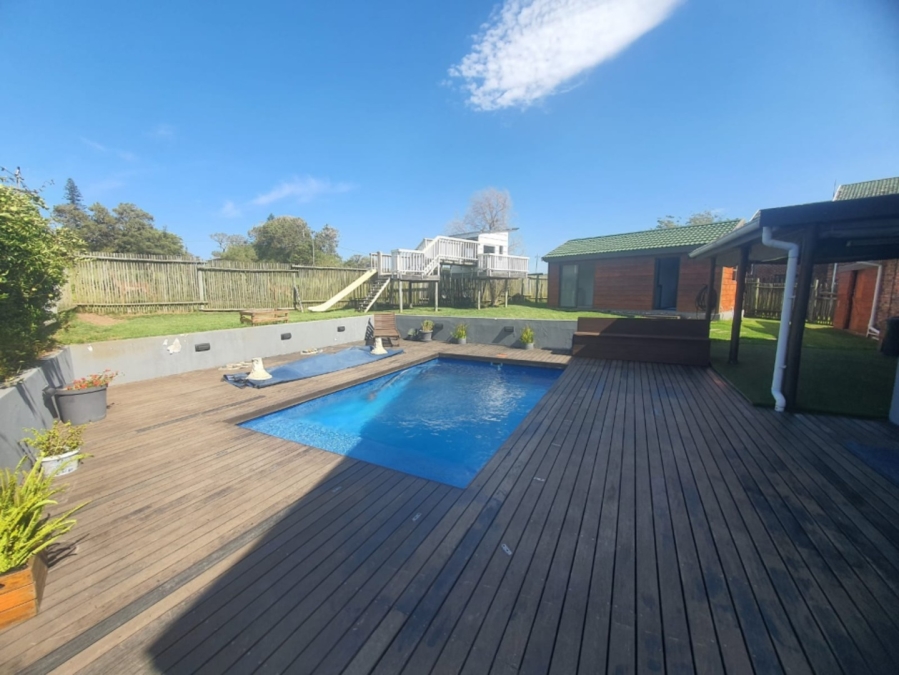 To Let 3 Bedroom Property for Rent in Cove Rock Eastern Cape